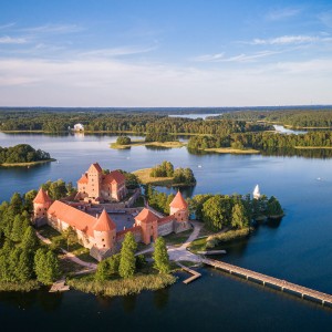 0001_trakai-dreamstime_xxl_150224434-trakai-castle-with-lake-and-forest-in-background-2_1590488067-9d9eb6b8dc213531bb7980c02c833d48.jpg